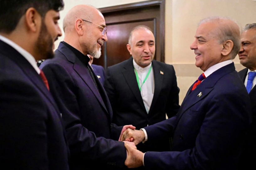 Thủ tướng Pakistan Shehbaz Sharif (phải) nắm tay Chủ tịch Quốc hội Iran Mohammad Bagher Ghalibaf (trái) trước thềm đàm phán hôm 11/4. Ảnh: AFP