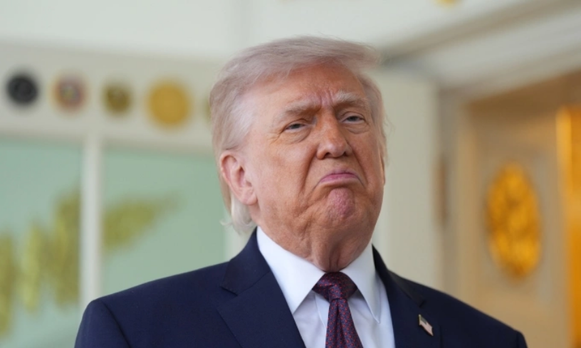 Tổng thống Donald Trump bên ngoài Phòng Bầu dục, Nhà Trắng, ngày 13/4. Ảnh: AP