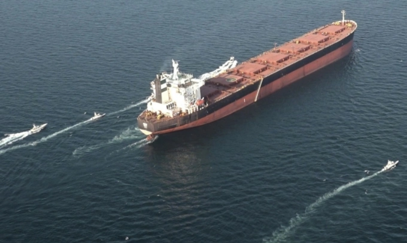 Các xuồng IRGC di chuyển quanh một tàu chở dầu trong cuộc diễn tập trên eo biển Hormuz ngày 17/2. Ảnh: AFP