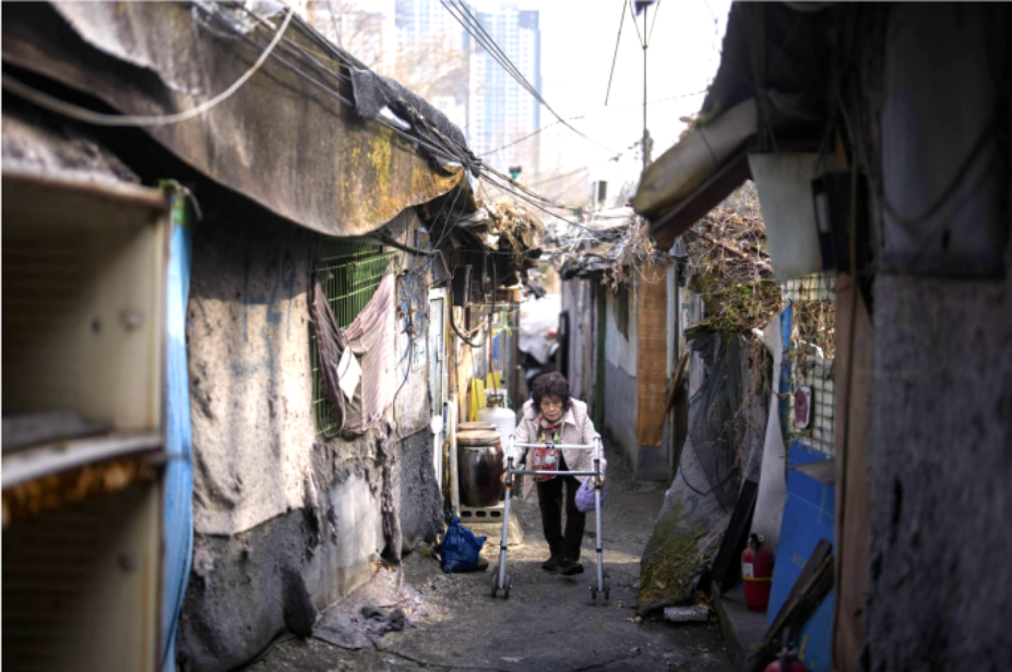 Bà Lee Chang-wol đi trong làng Guryong, ngày 22/3. Ảnh: New York Times