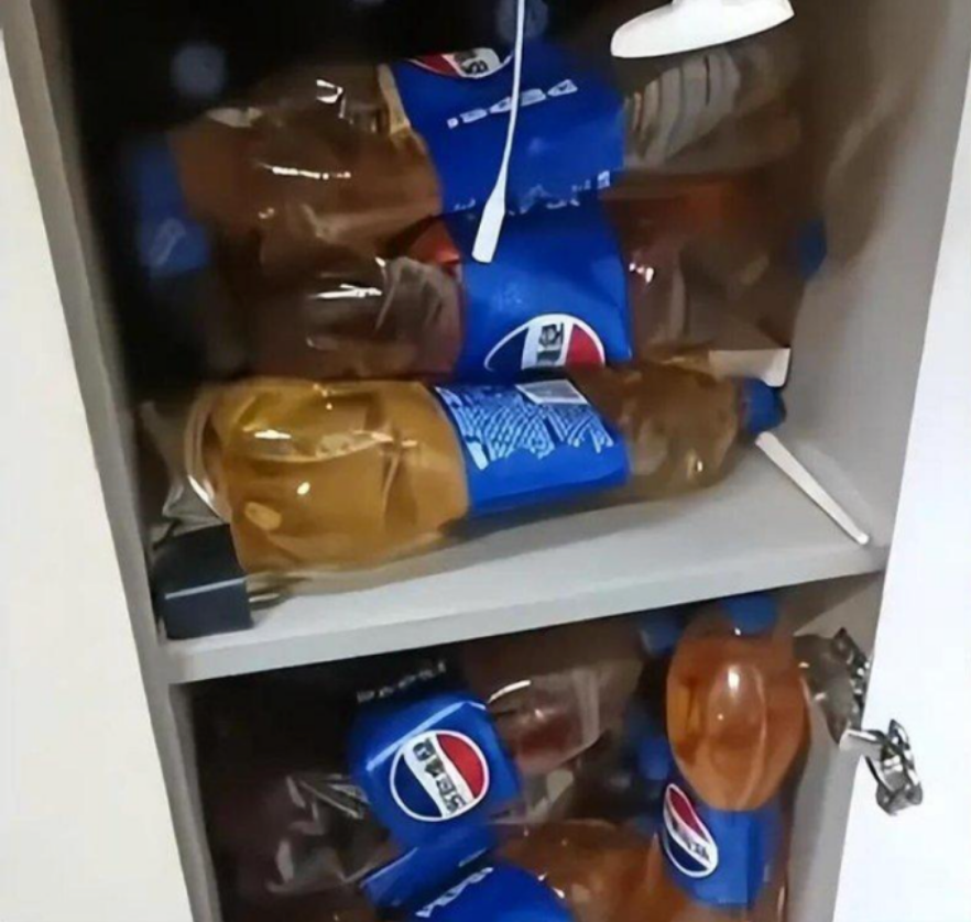 Một phần nhỏ số chai nước tiểu được người thuê chứa trong tủ đồ tại phòng trọ ở Nghĩa Ô, Kim Hoa, tỉnh Chiết Giang, bị chủ nhà phát hiện ngày 6/4. Ảnh: Worldjournal