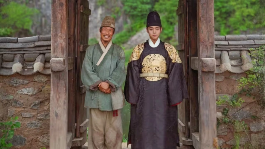 Tạo hình của diễn viên Yoo Hae Jin (trái) và Park Ji Hoon trong phim Dưới bóng điện hạ. Ảnh: Showbox