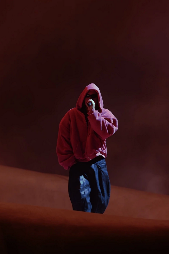 Justin Bieber diện các thiết kế của Skylrk, phối quần của nhà thiết kế gốc Việt Hùng La, trình diễn trong tuần đầu ở Coachella. Ảnh: Skylrk