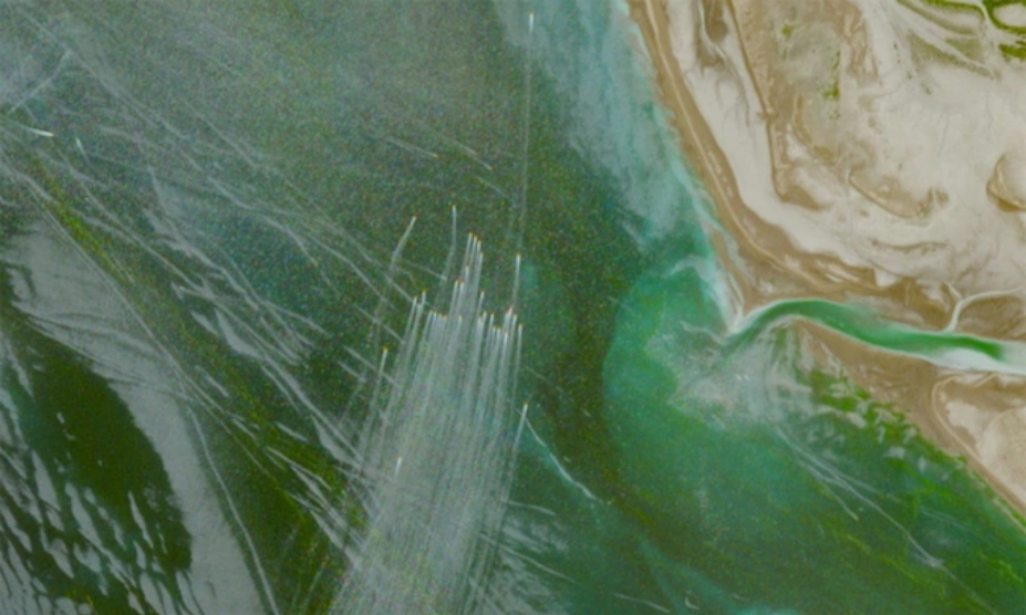 Xuồng cao tốc và tàu thuyền cỡ nhỏ của Iran ở khơi thành phố Kargan ngày 22/4. Ảnh: Reuters