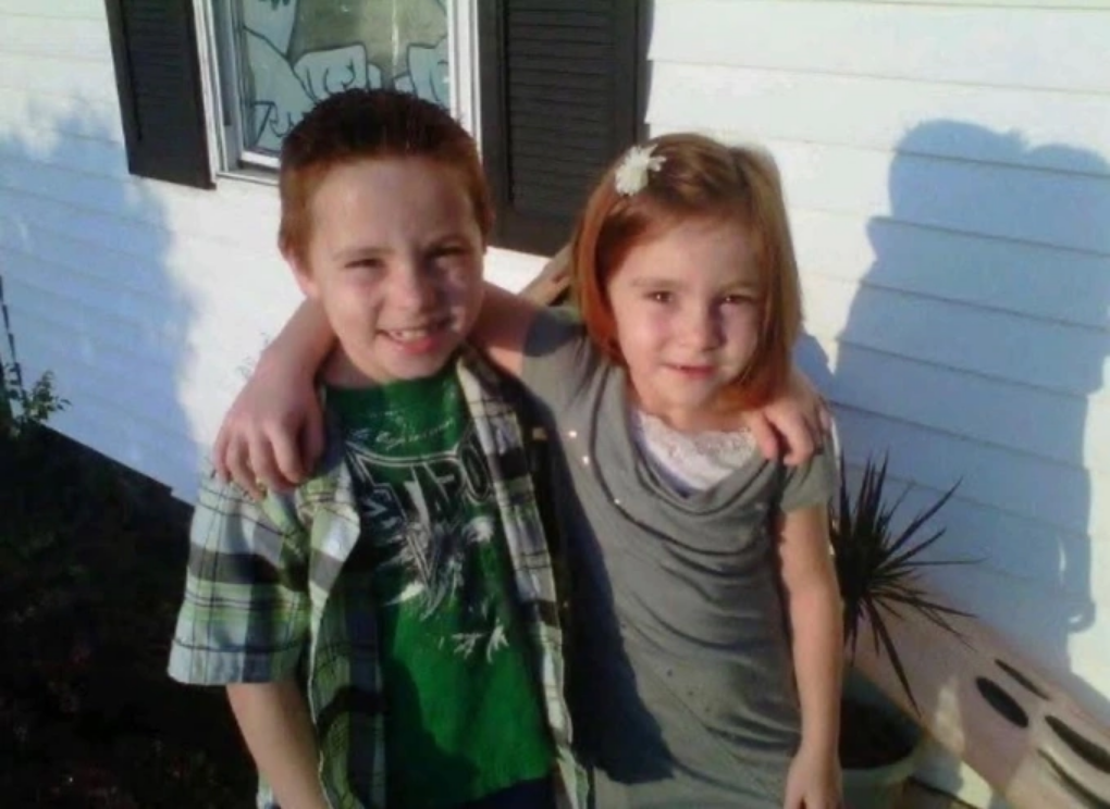 Dickerson và anh trai trong nhà của bà ngoại thuở ấu thơ. Ảnh: Jailynn Dickerson