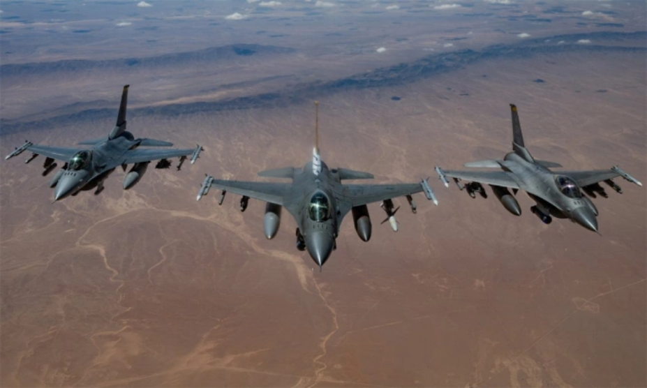 Tiêm kích F-16 Mỹ hoạt động tại Trung Đông trong ảnh công bố ngày 17/4. Ảnh: CENTCOM