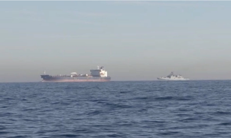 Chiến hạm Nga (phía sau) hộ tống tàu đi qua eo biển Manche hôm 23/4. Ảnh: BlackSeaNews