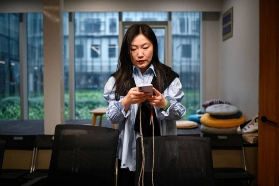 Karen Dai, người phụ trách mảng âm thanh của công ty SoloNest một người, đang chuẩn bị cho buổi trò chuyện cà phê tại phòng hội nghị ở Thượng Hải vào ngày 12 tháng 4. Ảnh: AFP