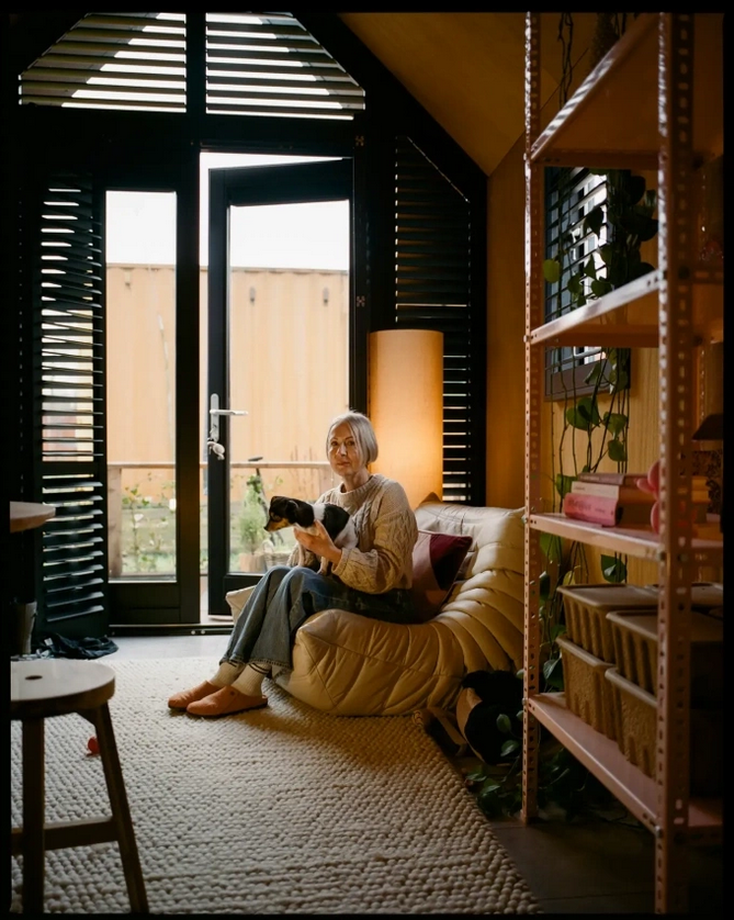 Bà Margot Hollander trong ngôi nhà tinny house ở cơ sở Eindhoven, Hà Lan. Ảnh: BI