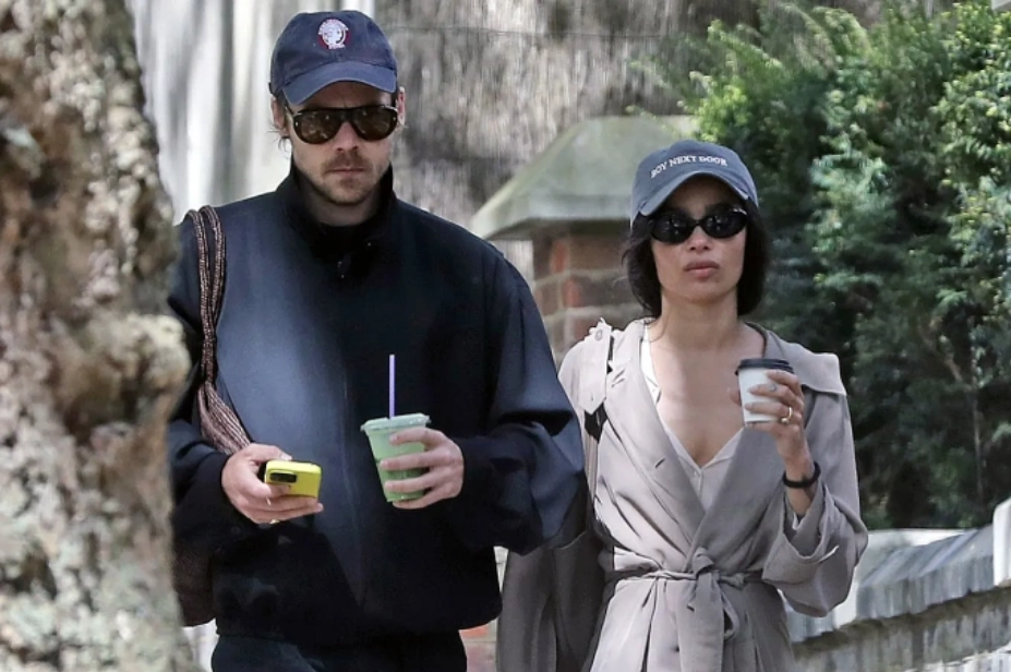Harry Styles và người yêu trên phố London hôm 19/4. Chiếc nhẫn trên ngón tay trái của Zoë Kravitz khiến công chúng cho rằng họ đã đính hôn. Ảnh: Backgrid