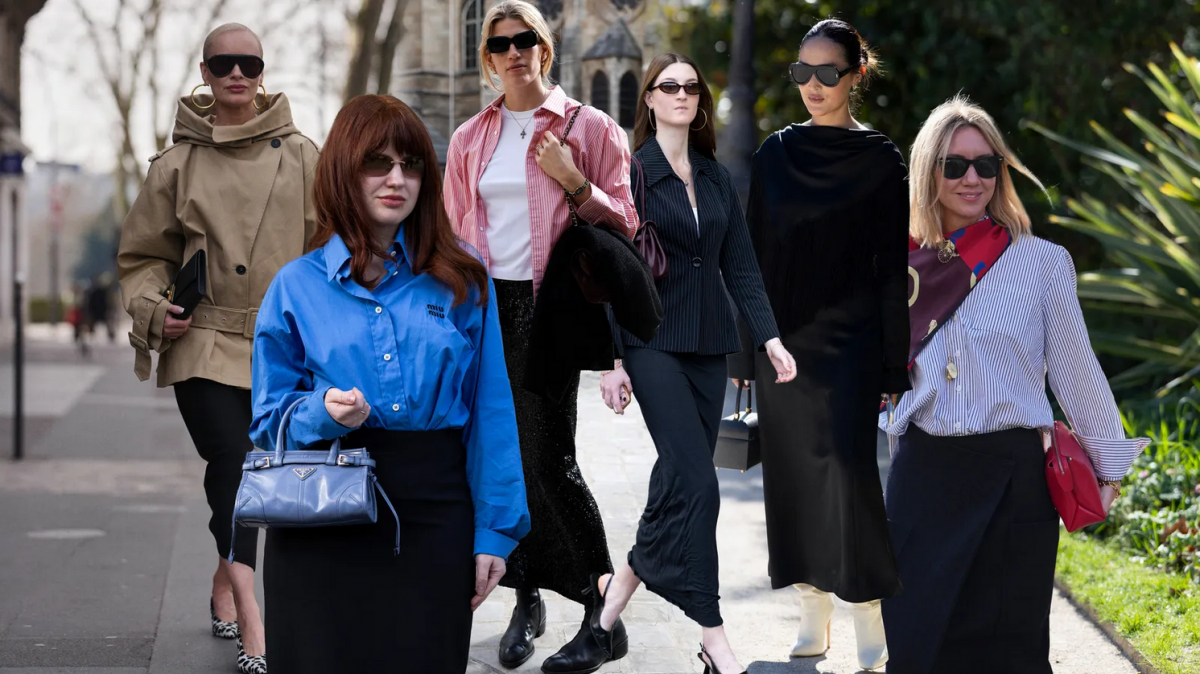 Váy đen dáng suông dài là items công sở được dự đoán sẽ hot.