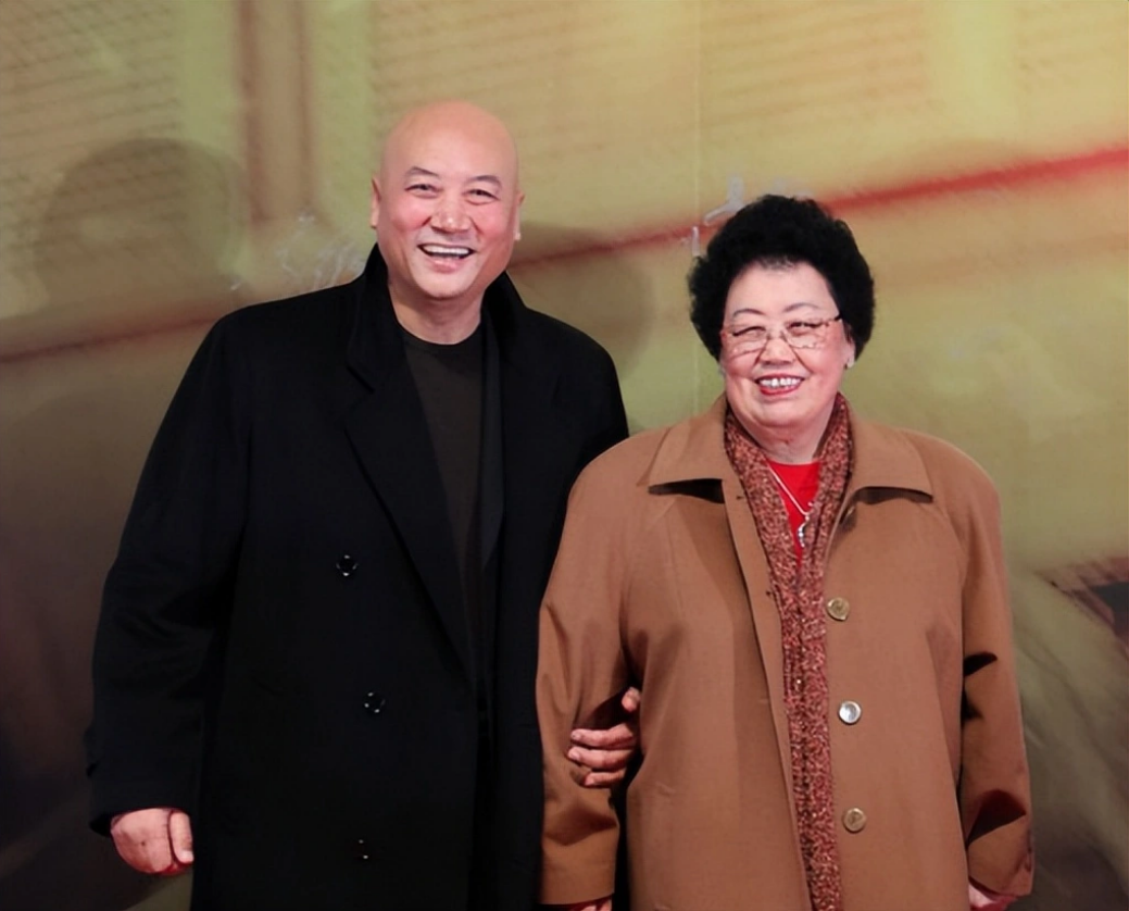 Trì Trọng Thuỵ giữ mái đầu trọc để chiều ý con riêng của vợ.