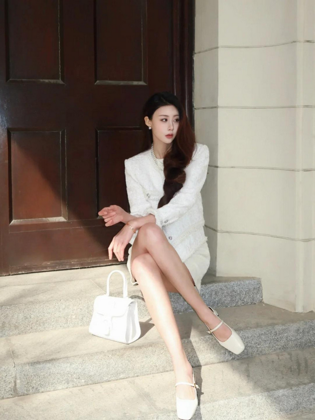 Kitten heels mũi vuông ghi điểm nhờ sự cân bằng giữa thẩm mỹ và cảm giác mang. Phần gót thấp giúp di chuyển nhẹ nhàng, trong khi mũi vuông không gây bó chân như mũi nhọn. Thiết kế này vừa tối giản, vừa thời trang, dễ ứng dụng trong nhiều hoàn cảnh.