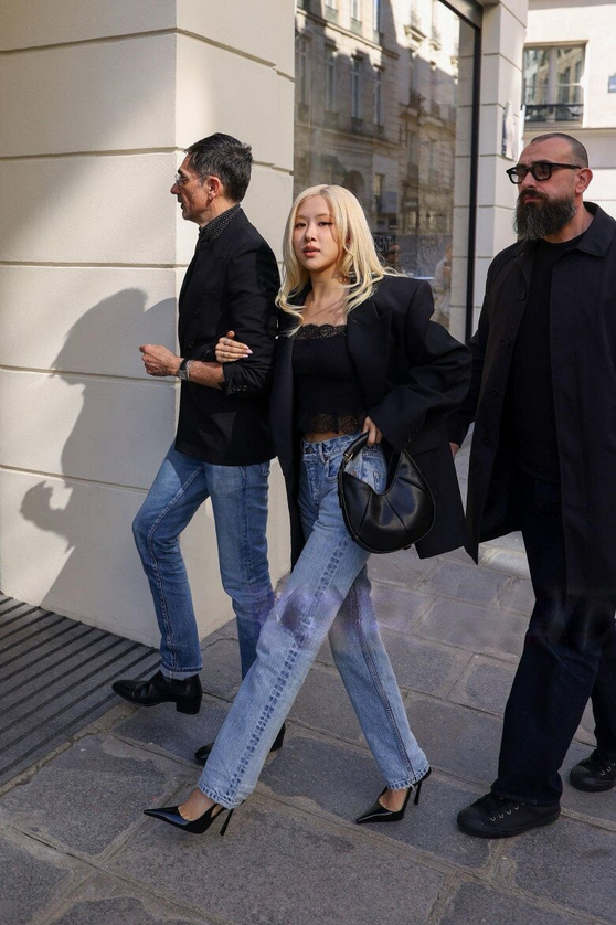 Ai nói quần jeans và giày cao gót lỗi mốt chắc chưa thử 6 combo hack dáng, giúp nổi bật trong mọi set đồ - 1