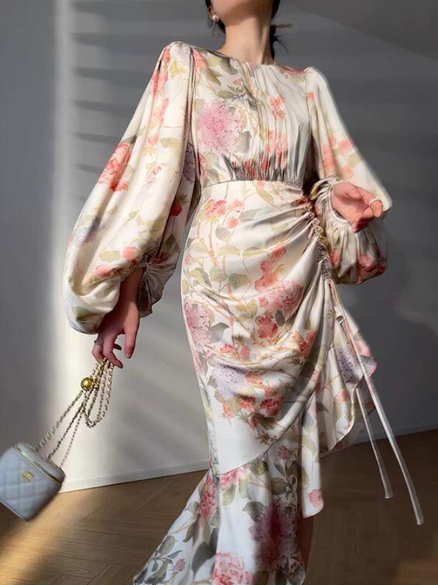 Những kiểu váy hoa họa tiết lớn kết hợp với chất liệu chiffon nhẹ thường sẽ hợp với các buổi tiệc sang trọng. Chi tiết tay bồng và phần đuôi cá xếp nếp giúp tôn dáng, đồng thời tăng thêm tính thanh lịch cho người mặc.