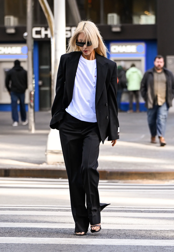 Sơ mi dần amp;#34;thất sủngamp;#34;, kiểu áo này là chân ái phối cùng quần âu, giúp chị em trẻ ra chục tuổi mà vẫn thanh lịch - 1