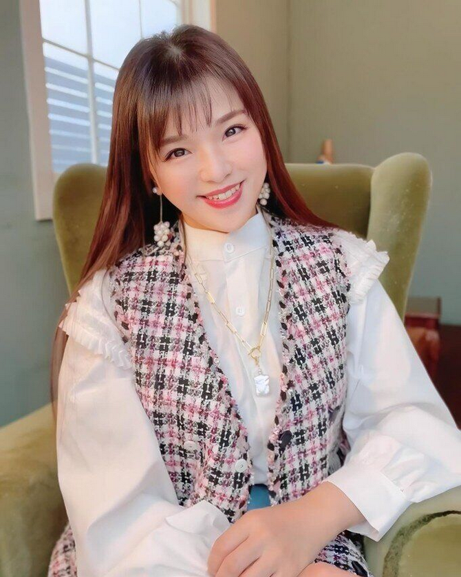 Chizuru Okuda được mệnh danh là “phù thủy sắc đẹp” của Nhật Bản nhờ vẻ ngoài trẻ trung đáng kinh ngạc, dù cô đã gần 60 tuổi.