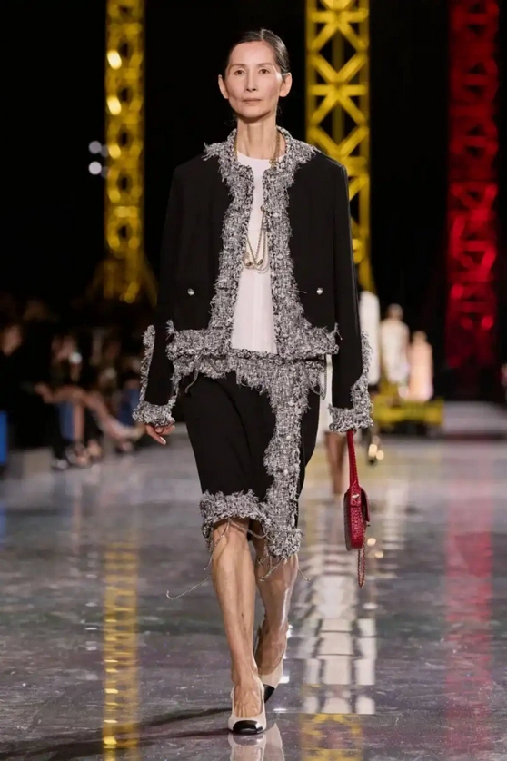 Sau khi xuất hiện trong show thời trang cao cấp, Tăng Bảo Trân một lần nữa sải bước trên sàn catwalk cho show Thu/Đông 2026 của Chanel. Ảnh: Yitiao