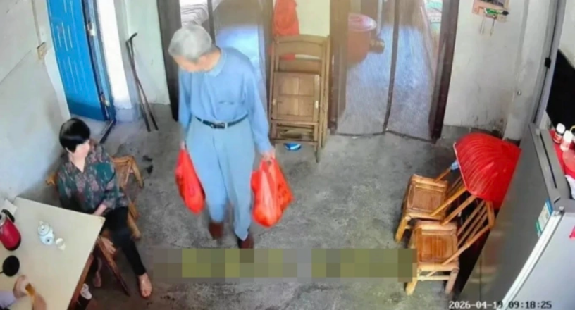 Ông Chen, 80 tuổi (áo xanh) mang quà đến thăm gia đình chị Fan ở  thành phố Cám Châu (Giang Tây), hôm 19/4. Ảnh: Sina