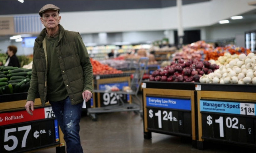 Một khách hàng đang chọn mua nông sản tại siêu thị Walmart ở North Bergen, New Jersey, Mỹ, hồi tháng 11/2025. Ảnh: Reuters