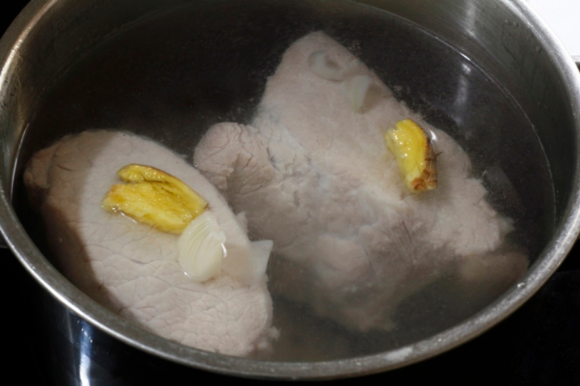 Thịt thăn luộc. Ảnh: Bùi Thủy
