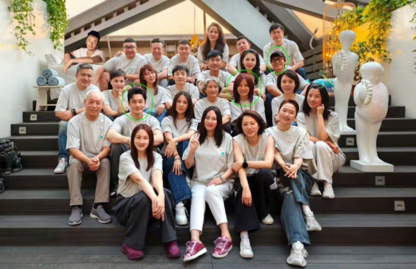 Huỳnh Hiểu Minh, Triệu Vy, Trần Khôn (từ trái sang) cùng các bạn học. Ảnh: Weibo