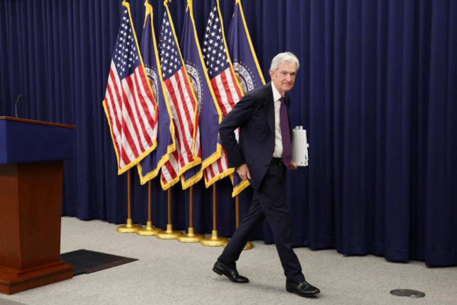 Ông Jerome Powell rời cuộc họp báo cuối cùng trong vai trò Chủ tịch Fed ngày 29/4/2026. Ảnh: Reuters