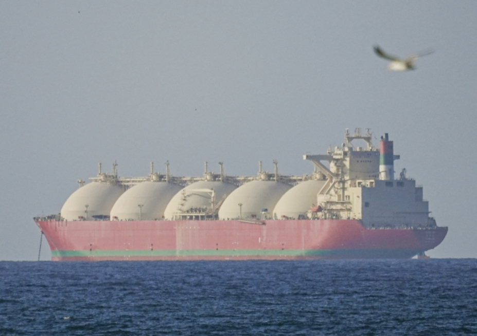 Một tàu thương mại di chuyển qua eo biển Hormuz nhìn từ phía Oman ngày 8/4. Ảnh: AFP