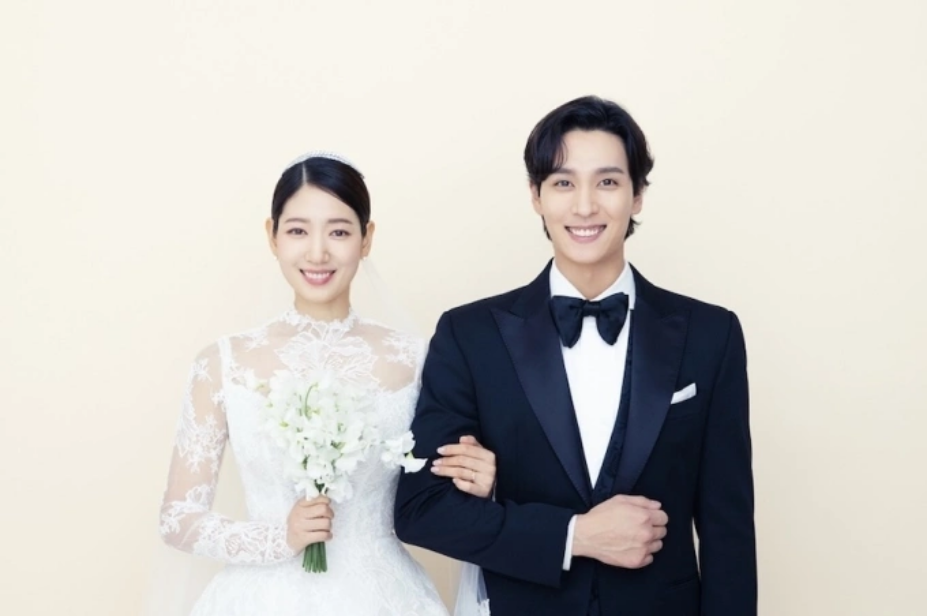 Vợ chồng Park Shin Hye trong lễ cưới. Ảnh: Salt E