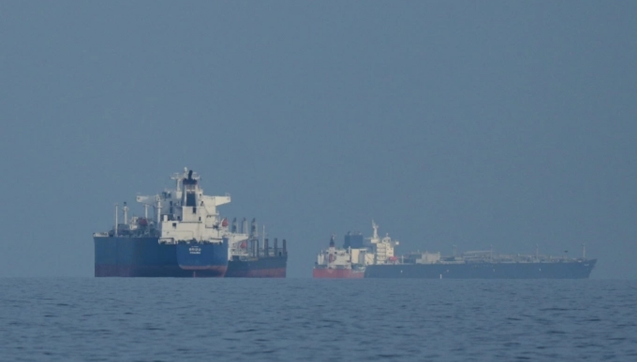 Tàu dầu và tàu hàng tại Eo biển Hormuz hôm 11/3. Ảnh: AP