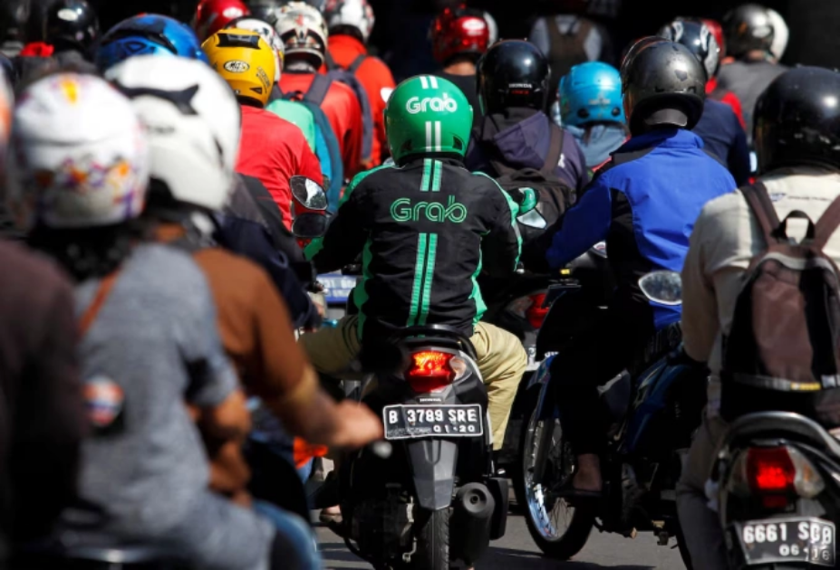 Một tài xế Grab lái xe trong giờ cao điểm ở Jakarta, Indonesia, ngày 18/7/2016. Ảnh: Reuters