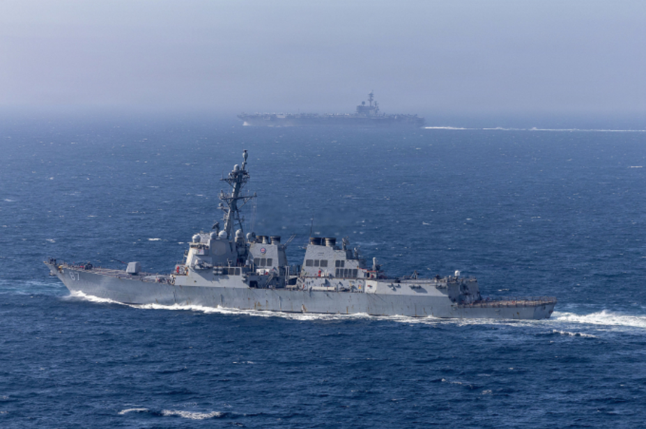 Khu trục hạm USS Mason, tàu chỉ huy phòng không của Nhóm tác chiến tàu sân bay George H. W. Bush, di chuyển trên Đại Tây Dương vào tháng 2.
