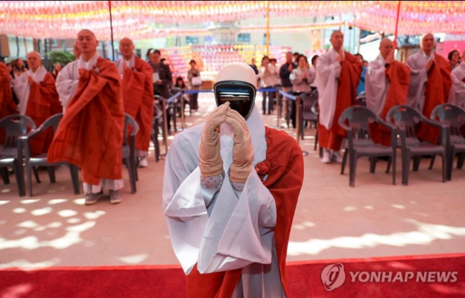 Robot hình người Gabi chắp tay trong lễ thọ giới tại chùa Jogye ở Seoul, ngày 6/5. Ảnh: Yonhap