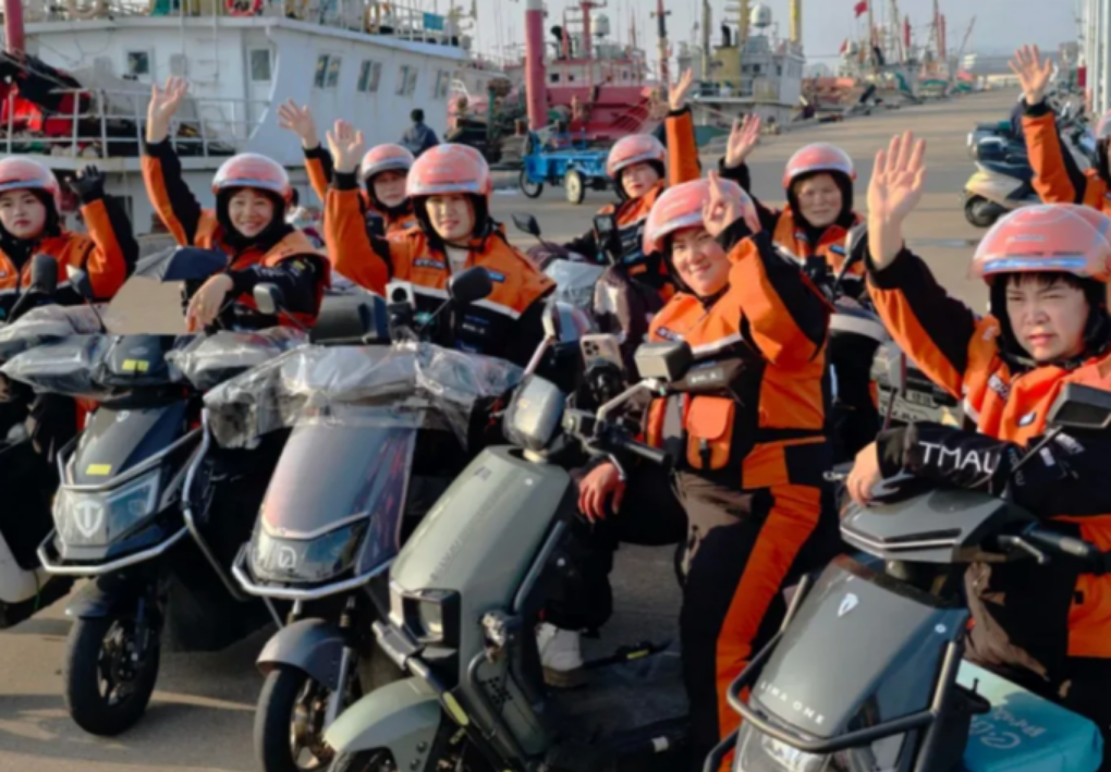 Những phụ nữ giao hàng trên Đảo Cù Sơn, tỉnh Chiết Giang. Ảnh: Xie HaiLong