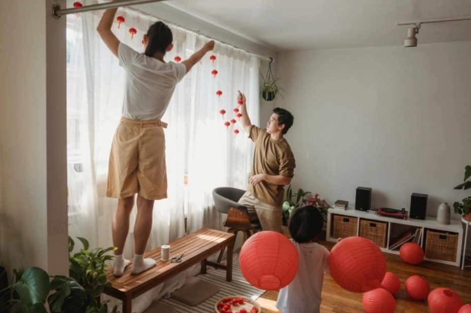 Một gia đình Trung Quốc trang trí nhà cửa chuẩn bị đón Tết Nguyên đán. Ảnh minh họa: Pexels