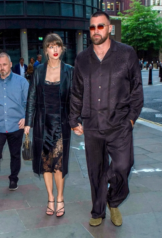 Taylor Swift và Travis Kelce cùng diện mốt váy ngủ khi hẹn hò ở Anh. Ảnh: GoffPhotos