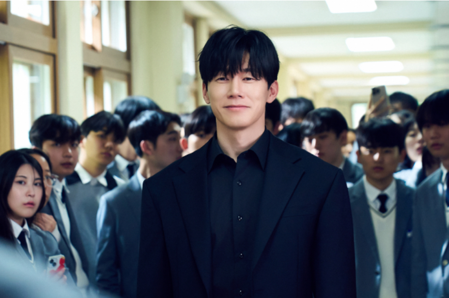 Tạo hình của Kim Mu Yeol trong vai chính Na Hwa Jin, ở phim Teach You a Lesson. Ảnh: Netflix
