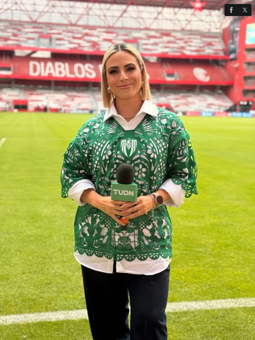 Biên tập viên thể thao Mexico Valeria Marín diện áo của Rosas khi ra sân tác nghiệp. Ảnh: Instagram Valeria