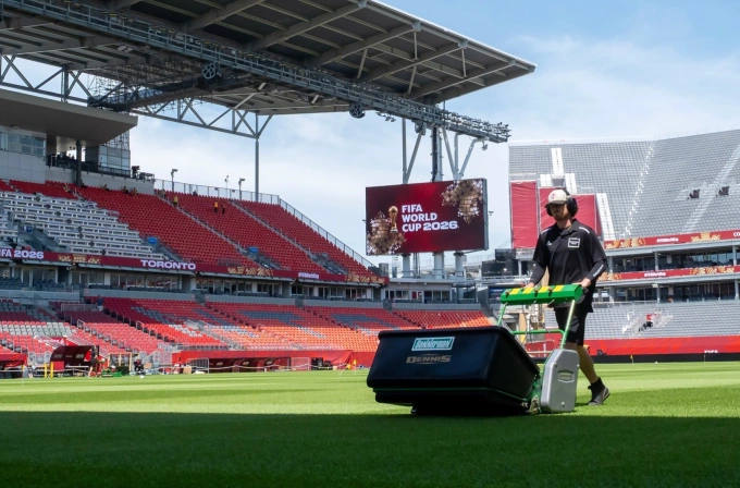 Nhân viên chăm sóc mặt cỏ tại SVĐ tổ chức World Cup ở Toronto, Canada, ngày 4/6. Ảnh: AP