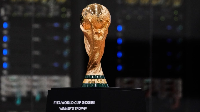 Cúp Vô địch Bóng đá Thế giới FIFA (World Cup) được trưng bày trong lễ khai mạc Trung tâm Phát thanh Truyền hình Quốc tế, ngày 1/6 tại Dallas, Mỹ. Ảnh: AP
