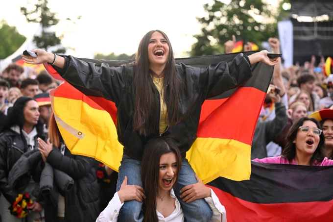 CĐV Đức cổ vũ đội tuyển thi đấu World Cup trước màn hình lớn ở Herten, ngày 15/6. Ảnh: AFP