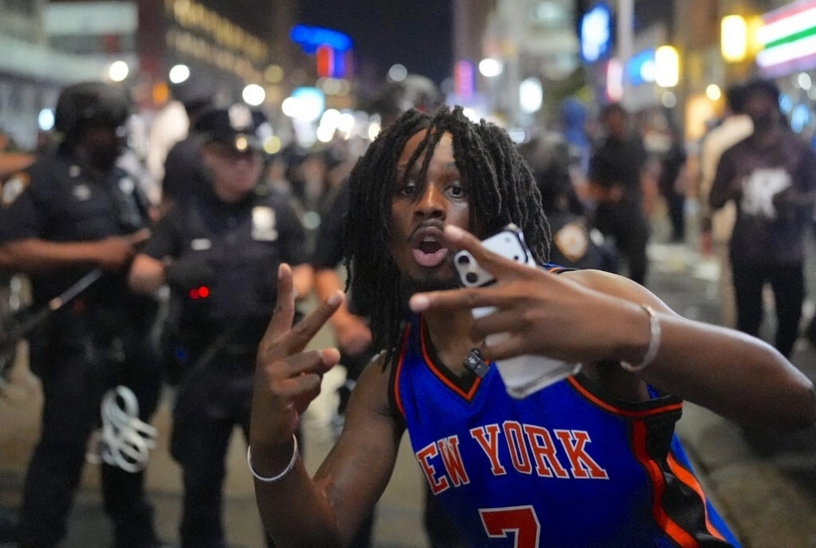 Người hâm mộ ăn mừng khi New York Knicks thắng San Antonio Spurs trong trận thứ 4 của loạt trận chung kết NBA tại thành phố New York ngày 10/6. Ảnh: AFP