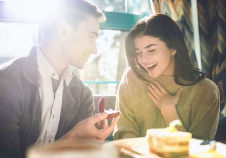 Dù có vẻ ngoài mạnh mẽ và đôi khi khá kiêu ngạo, nhưng khi đã yêu thật lòng, Sư Tử lại trở nên vô cùng dịu dàng. Ảnh minh họa
