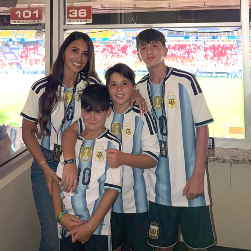 Antonella Roccuzzo đăng hình bên ba con sau trận ra quân của Argentina. Instagram/Antonella Roccuzzo