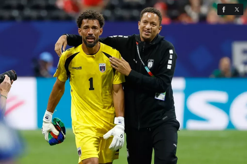 Vozinha (trái) bật khóc sau trận Cape Verde hòa Tây Ban Nha 0-0 trên sân Mercedes-Benz, Atlanta, Mỹ ngày 15/6. Ảnh: AP