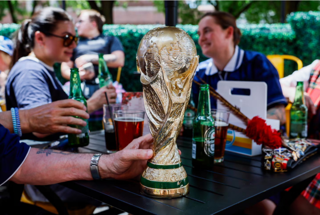 CĐV Scotland khoe mô hình cúp World Cup tại một quán bar ở trung tâm Boston, Mỹ, ngày 11/6. Ảnh: Boston Globe