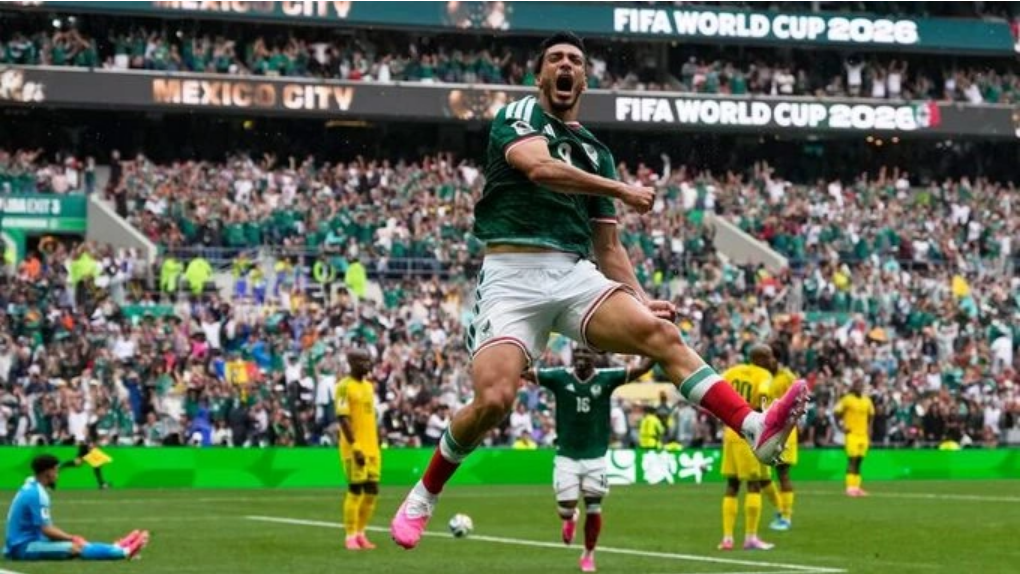 Raul Jimenez ăn mừng sau khi ghi bàn trong trận vòng bảng World Cup 2026 giữa Mexico và Nam Phi ở sân Azteca, Mexico City, Mexico ngày 12/6/2026. Ảnh: AP