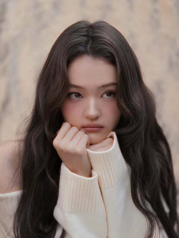 Đầu tháng 6, Ella Gross và các thành viên nhóm nhạc Hàn Quốc Meovv gây chú ý khi ra mắt album Bite now. Trong nhóm, cô đảm nhận vai trò hát phụ nhưng lại là gương mặt đại diện của nhóm nhờ nhan sắc.