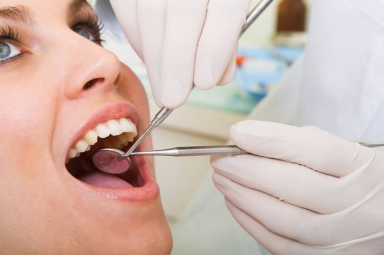 Viêm nha chu là tình trạng nhiễm trùng nướu và các mô nâng đỡ răng, gây tổn thương cấu trúc xương và có thể dẫn đến mất răng.