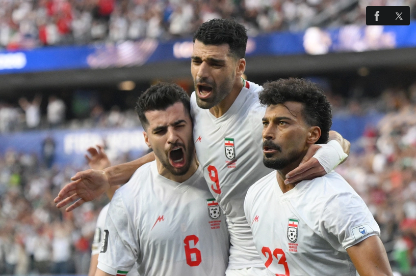 Hậu vệ số 23 của Iran, Ramin Rezaeian, ăn mừng cùng đồng đội sau khi ghi bàn thắng đầu tiên cho đội nhà trong trận đấu với New Zealand tại Sân vận động Los Angeles ở Inglewood ngày 15/6. Ảnh: AFP